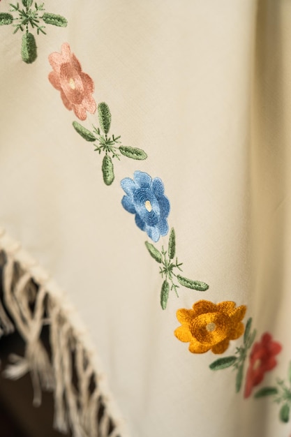 haftowany wzór na lnianej tkaninie